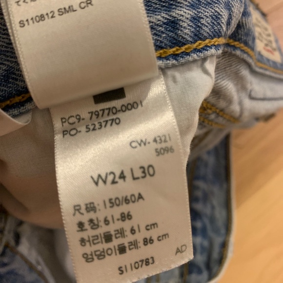 Light Wash Straight Leg Levi’s Denim Jeans - Picture 9 of 9